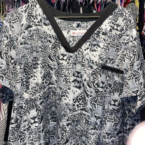 Tiger Print WhiteCross medial scrubs lots of pockets size XXL - Picture 3 of 12